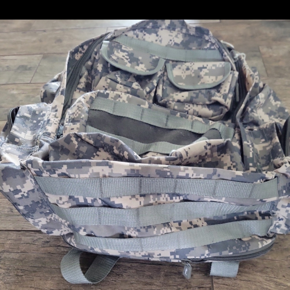 Digital Camo Backpack - Picture 4 of 6